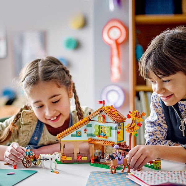 Foto van speelgoed LEGO_friends_Autumns_paardenstal_LEGO_41745_Lifestyle.jpg